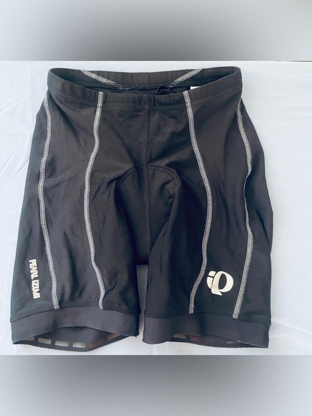 PEARL iZUMi Women's black biker shorts featuring full padding/ drawstring waist.